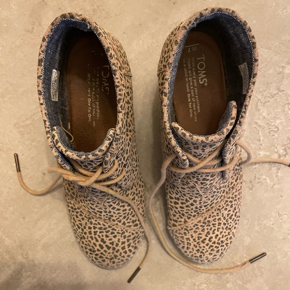 Toms cheetah booties size 7 - Picture 3 of 6
